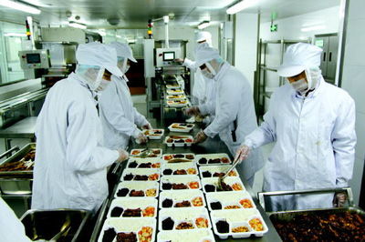 13名川渝铁粉探秘“高铁厨房” 旅客舌尖上的安全，在这里精心守护