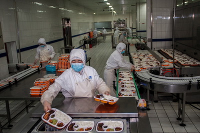 2018年春运探秘 15元盒饭是否仍在？高铁快餐从原料到餐桌的全链条揭秘